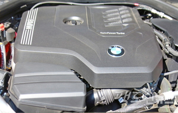 Z4의 2.0 직렬 4기통 트윈 파워 터보 엔진은 최고출력 197마력, 최대토크 32.6㎏·m의 힘을 구현했다. 연비는 4등급이며, 가능한 고급휘발유 사용을 권장한다. [사진=정수남 기자]