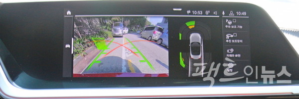 대형 게기판과 모니터를 통해 차량 주변 등을 파악할 수 있다. [사진=정수남 기자]