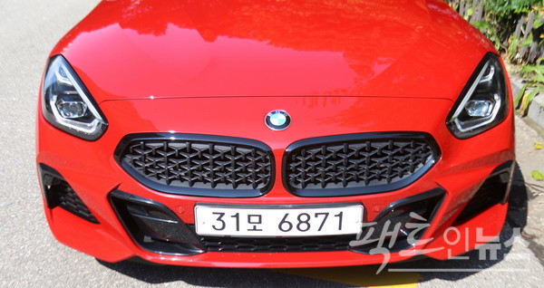 Z4의 전면부는 BMW 고유의 디자인을 지녔지만, 기존 세로줄 키드니그릴이 그물형태료 변했다. [사진=정수남 기자]