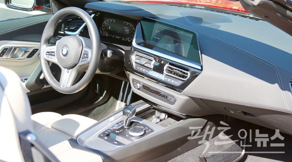 Z4 1열. 차량 주행 행태를 변속기 옆 다이얼을 돌려 선택 가능하다. [사진=정수남 기자]