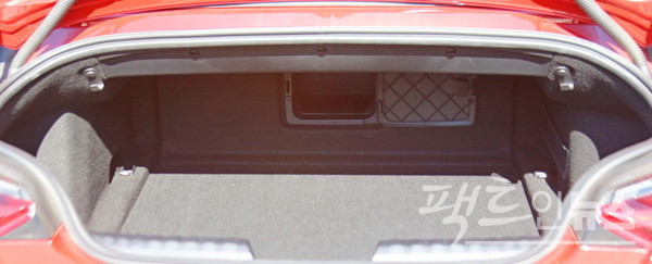 차량 내외부에는 다양한 수납함과 적재함이 있다. [사진=정수남 기자]