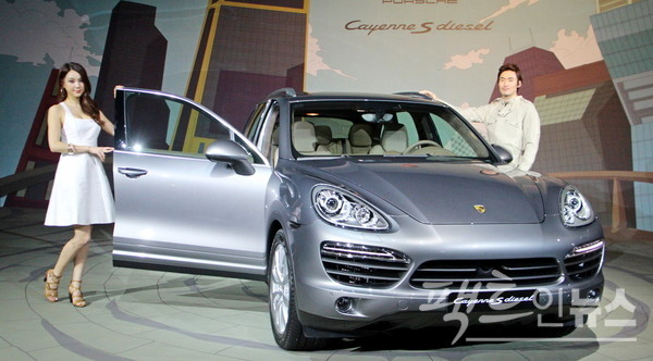 극중 고등학생 수강은 포르쉐의 SUV 하양 카이엔을 자신의 애마로 이용한다. [사진=정수남 기자]