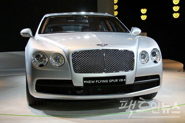 극중 수강 모는 하양 벤틀리를 탄다. [사진=정수남 기자]