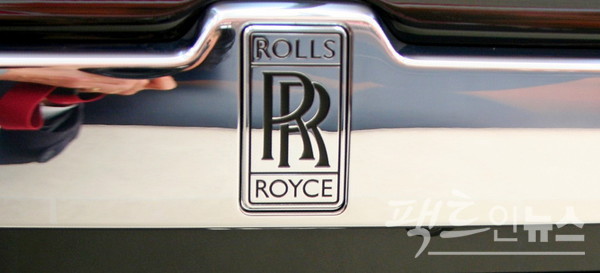 극종반 최강고등학교에서는 하얀색 롤스로이스가 나오고, 카메라는 휠과 차량 후면에서 R자를 포착한다. [사진=정수남 기자]