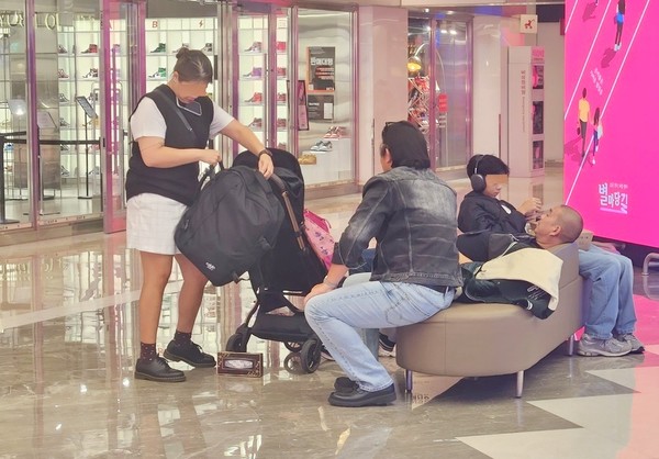 가족으로 보이는 요우커가 코엑스 별마당길에 있는 의자에 안거나 누워 있다. [사진=정수남 기자]