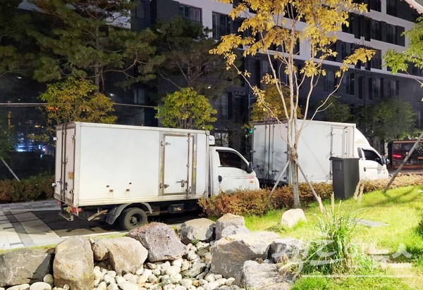 반면, 이 아파트 입주민으로 보이는 1톤 트럭이 단지 안 지상에 주차했다. 이 아파트는 지난해 말 재개발을 마치고 입주했으며, 성남시는 광주산맥 끝자락에 자리한 산동네로, 판자촌으로 출발했다. [사진=정수남 기자]