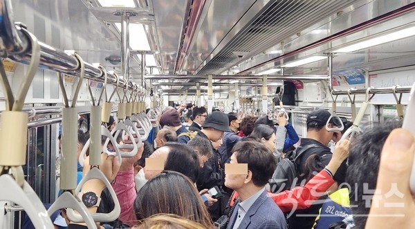 (위부터)모란역에서 5시30분에 출발한 8호선 첫차다. 남한산성입구 역을 지나면 지하철은 이미 만원이다. 체감온도가 25℃로 등에 땀이 배지만, 냉방은 하지 않는다. 반면, 퇴근 시간에는  냉방기를 가동했다. 이날 아침 최저 기온은 13℃, 낮 최고 기온은 20℃다. [사진=정수남 기자]