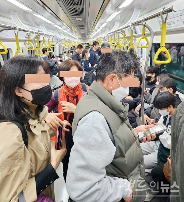 중앙보훈병원에서 5시58분에 출발한 개화행 첫 급행열차다. (위부터)석촌역을 지나 신논현 역에 이르자 객차가 꽉 찬다. 냉방기를 가동해 덥지 않다. [사진=정수남 기자]