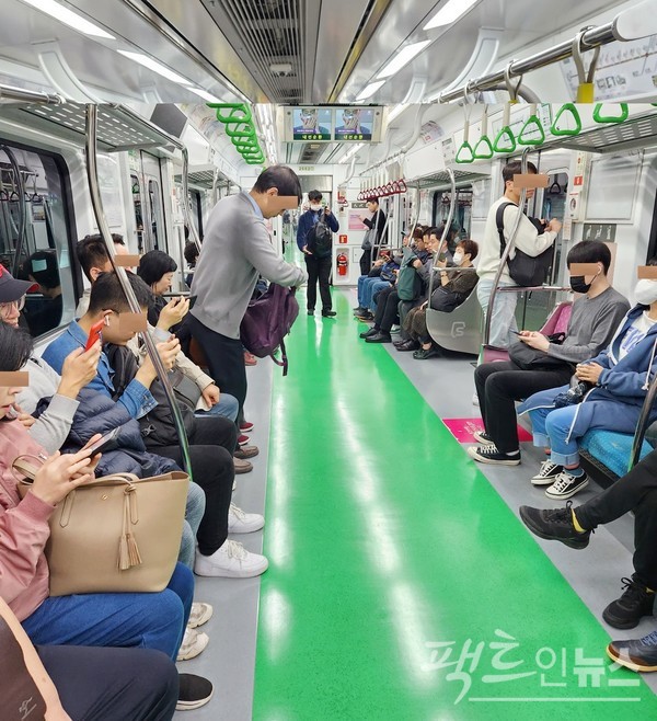 지하철 2호선 당산역에서 합정역 방향으로 가는 5시35분 열차다. 역시 냉방이 안돼 덥다. [사진=정수남 기자]