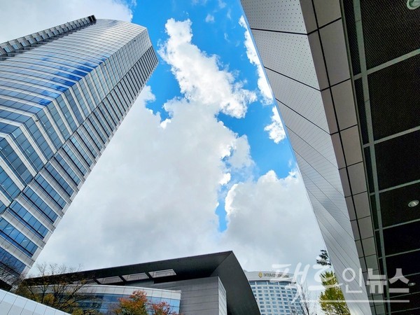 2018년 중공한 HDC 사옥에는 현재 지주회사 HDC와 그룹의 주력인 HDC현대사업개발이 입주해 있다. HDC 사옥이 완공 초기 에펠탑(1889년)과 함께 파리의 흉물이던 퐁피두 센터(1977년)를 닮았다. 현재 에펠탑과 퐁피두 센터는 관광객이 꼭 거쳐 가는 파리의 명물이다. HDC 사옥 역시 영동대로 명물이다. 영동대로 하늘이 파랗다. [사진=정수남 기자]