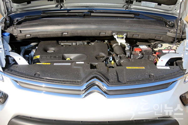4기통 직분사 2.0 Blue HDi 엔진은 연비 14.4㎞, 최고 출력 150마력, 최대 토크 37.8㎏·m을 실현했다. [사진=정수남 기자]