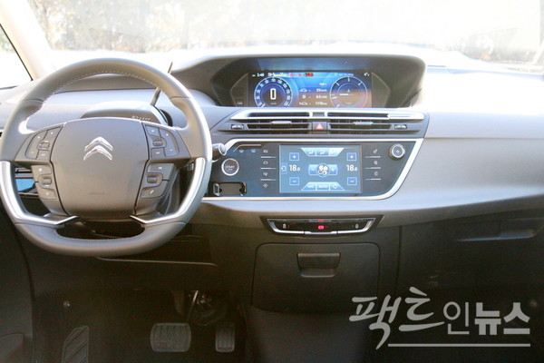 C4 피카소 1열. 여느 차량과 다소 다르다. [사진=정수남 기자]