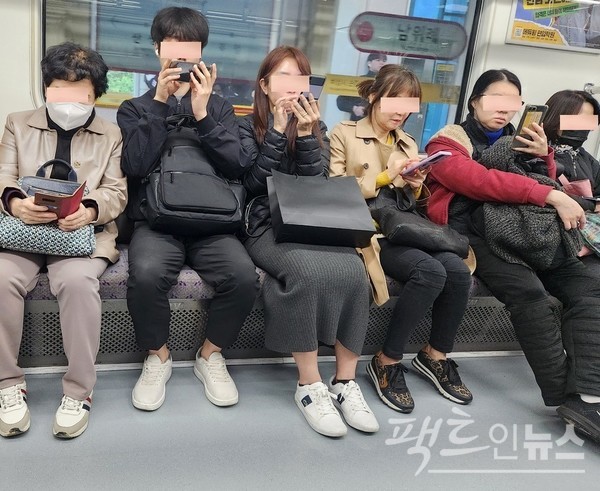 9호선 승객도. 천편일률적으로 스마트폰만 들여다본다. [사진=정수남 기자]
