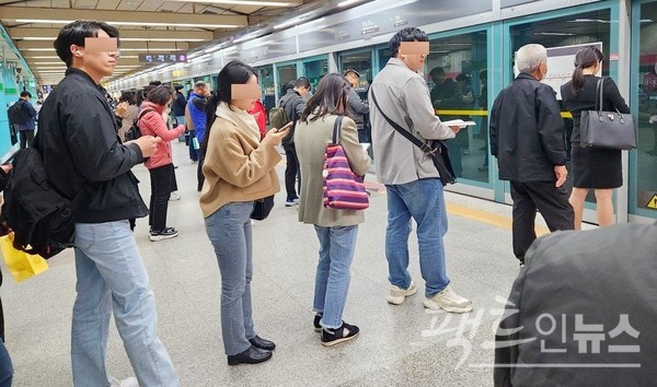 서울지하철 2호선. 승객이 바뀌어도 스마트폰을 보는 모습은 변하지 않는다. [사진=정수남 기자]