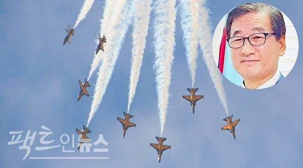 에어쇼를 전문으로 하는 공군 블랙이글스팀과 강구영 KAI 사장. [사진=팩트인뉴스, KAI]