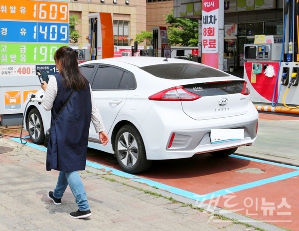 정부의 전기차 확대 의지가 확고한 만큼, 전기차 충전사업이 수익 사업으로 자리할 전망이다. 주유소에 설치한 전기차 충전기. [사진=스페셜경제]