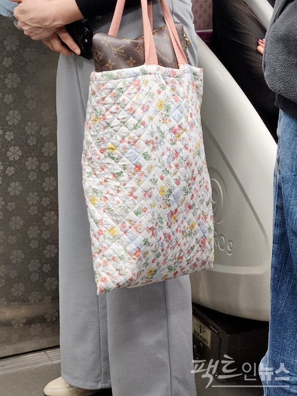 (위부터)한 40대 여성이 명품 가방을 들고 출근하고 있다. 퇴근길에 20대 여성은 명품 가방을 천 가방에 넣었다. 내 명품 가방은 소중하니까. [사진=정수남 기자]