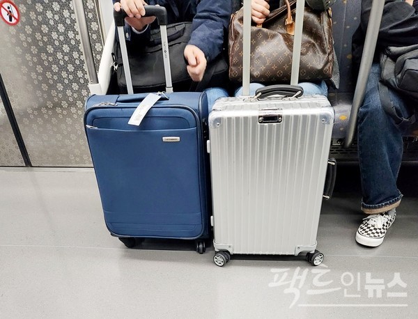 해외여행을 가는지 40대 부부가 명품 가방을 들고 서울지하철 9호선 김포공항행 지하철을 탔다. [사진=정수남 기자]