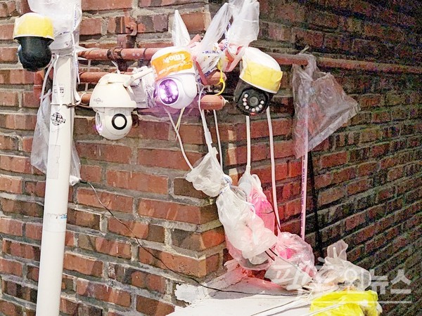 지하와 지상에 대여섯 가구가 사는 주택가 단독주택이다. 감시카메라 4기가 있다. 과속단속카메라, 방범카메라, 자동차 블랙박스, 곳곳에 있는 폐쇄회로화면(CCTV) 등 한국은 믿음이 없는 감시하는 사회다. [사진=정수남 기자]