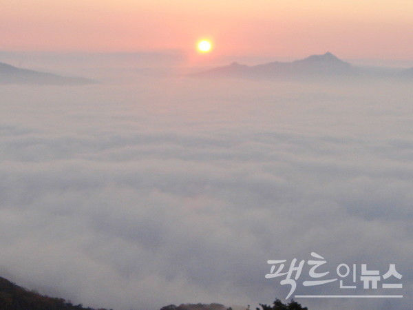 우이능선을 통해 신선대에 오르면서 잡은 운무. [사진=정수남 기자]
