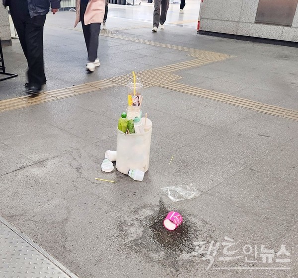 서울지하철 2호선 홍대입구역이다. 빗물받이 통이다. 출근 시간에 텅 빈 통이 퇴근 시간에는 쓰레기로 꽉 찼다. [사진=정수남 기자]