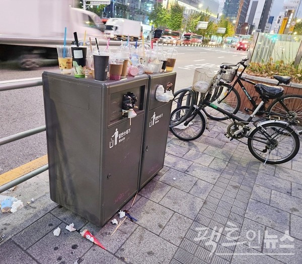 홍대입구역 출구에 있는 쓰레기통이다. 서울시가 최근 이곳에 쓰레기통을 설치했지만, 밤새 버린 쓰레기로 쓰레기가 넘친다. 분리 배출도 안됐다. [사진=정수남 기자]