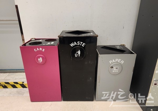 반면, 신세계가 운영하는 스타필드코엑스점에 있는 쓰레기통은 재활용이 가능토록 분리 배출 기능이 있다. [사진=정수남 기자]