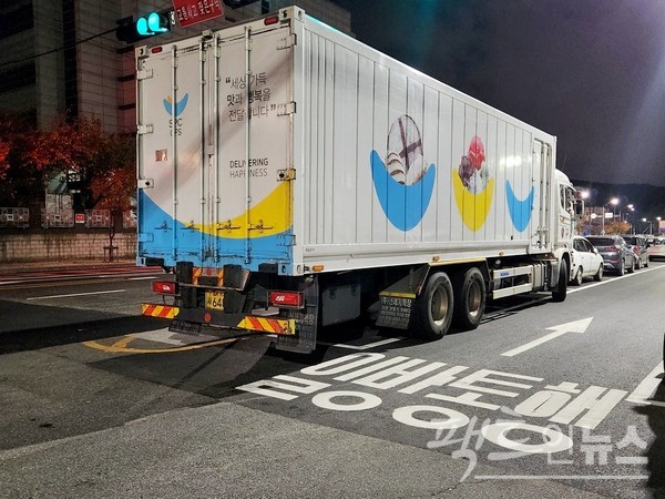 SPC 차량이 승용차 주차 구역 2개를 차지했다. 바로 옆에 파리크라상 공장이 있어서다. [사진=정수남 기자]