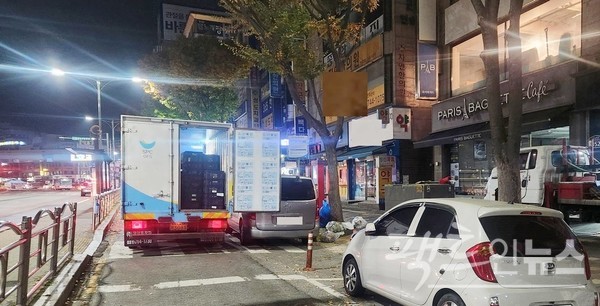 다른 SPC 차량이 파리바게뜨 점포에 빵을 내리기 위해 횡단보도와 가로주차구역 도로를 막았다. [사진=정수남 기자]