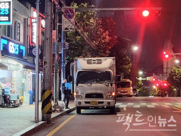 국내 편의점 업계 1위인 GS리테일의 GS25 배달 차량도 마찬가지다. 편도 2차선 도로의 2차선을 차지하고 물건을 내리고 있다. [사진=정수남 기자]