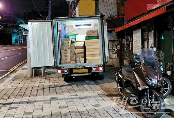 택배 차량의 인도 점령은 현재 일상이 됐다. [사진=정수남 기자]