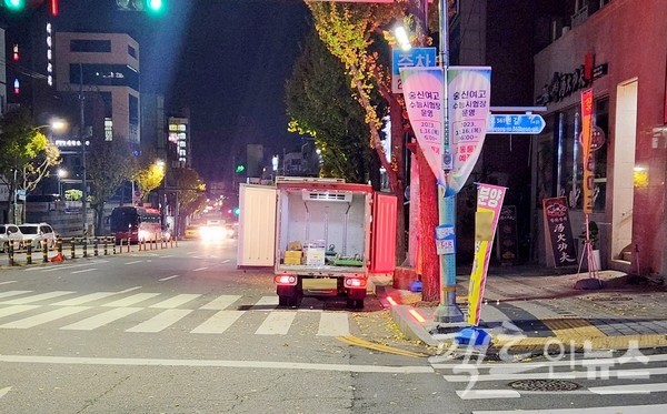 (위부터)한 트럭 운전사가 맨 위 SPC 차량 뒤쪽 횡단보도에 주차하고 스마트폰을 들여다보고 있다. 택배 차량도 마찬가지다. [사진=정수남 기자]