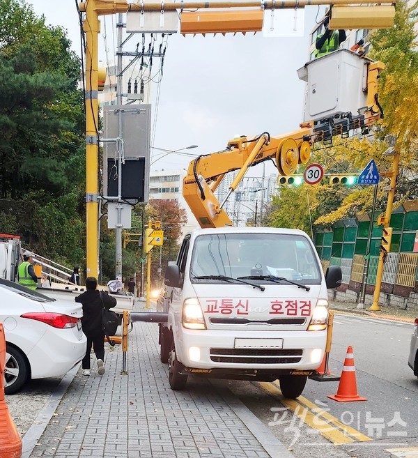공무 차량도 별반 다르지 않다. 신호등 점검 차량이 인도와 차도를 차지했다. [사진=정수남 기자]