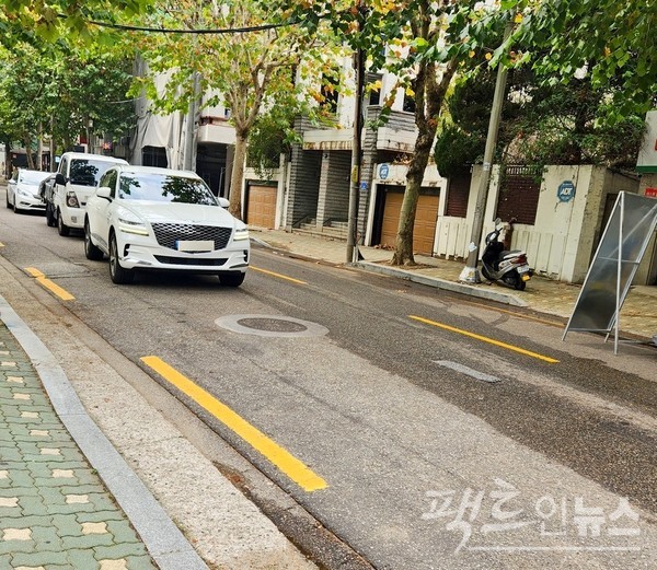 마포구가 왕복 2차선 도로 가운데 한 개 차선을 막고 상수도관 세척 작업을 하고 있다. (위부터)반대편 차선의 차량이 작업 구간을 지나는 동안, 정주행 차로 차량이 대기하면서 이 일대 차량 정체가 발생했다. [사진=정수남 기자]