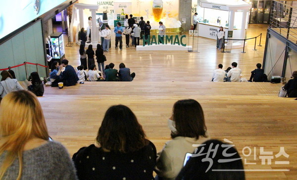 OB가 복합쇼핑몰에 홍보 공간을 마련하고 2030 세대를 공략했다. [사진=정수남 기자] 