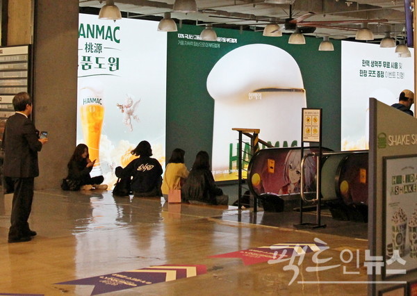 OB가 복합쇼핑몰 벽에서도 모니터를 통해 한맥을 알렸다. [사진=정수남 기자] 