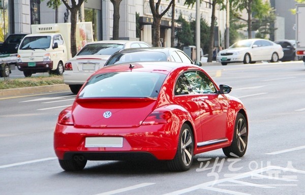 시승 중 서울 영동대로에서 만난 더비틀. [사진=정수남 기자]