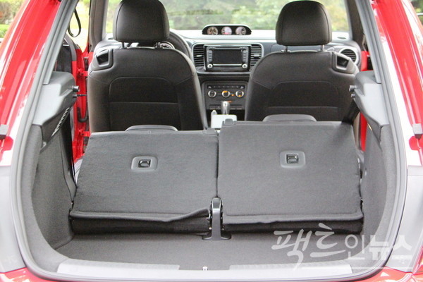 더비틀의 2열을 접으면 최대 905ℓ의 적재공간을 확보할 수 있다. [사진=정수남 기자]