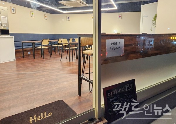 낮에는 직원이 커피 등을 판매하지만, 새벽에는 무인으로 운영한다. 새벽 시간 손님은 드물다. [사진=정수남 기자]