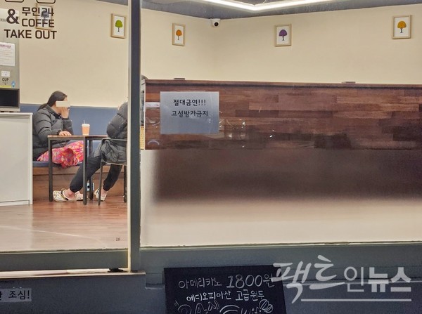 새벽에도 가끔 손님이 든다. 20대 여성이 인근 주택에서 잠옷 차림으로 이곳을 찾았다. 아메리카노 가격이 국내 1위 커피 전문점인 S대비 50% 수준이다. [사진=정수남 기자]