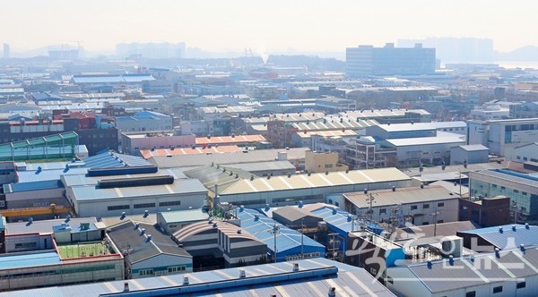 해외로 나간 국적 기업이 돌아오지 않고, 국내에서조차 기업을 경영할 이유가 사라졌다는 게 산업계의 하소연이다. 중소기업이 밀집한 인천 남동공단. [사진=스페셜경제]
