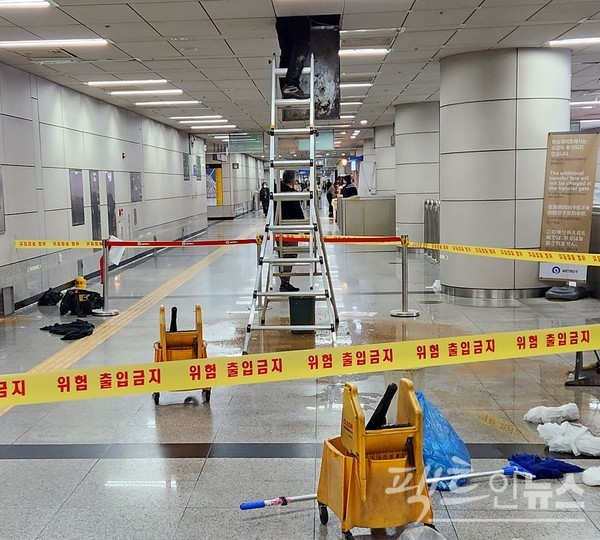 서울지하철공사가 주중에 관련 공사를 했다. 공사 공간 주변에 노란 변물이 보인다, 누수가 아니라 누변수(漏便水)인 것이다. 쉽게 말하면 똥물이다. [사진=정수남 기자]