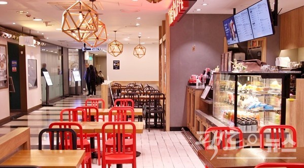 샐러드 등을 파는 가게에 손님이 없다. [사진=정수남 기자]