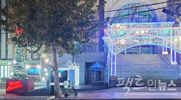 교회가 성탄 트리 등을 만들어 교회 외부를 화려하게 꾸몄다. [사진= 정수남 기자]