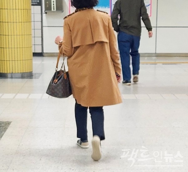 서울지하철 남한산성입구역. 암사행 첫차인 05시 36분 열차를 타기 위해 인근 주민이 프랑스산 명품 가방을 들고 개찰구에 이어 승차장으로 향하고 있다. 통상 첫차는 건물관리인, 공사장 일용직 근로자 등 상대적으로 출근이 이른 서민이 주로 이용한다. 아울러 성남 구도심(수정구, 중원구) 역시 서민이 주로 산다. [사진=정수남 기자]