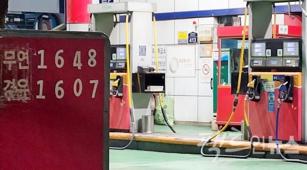 정부가 유류세 인하 연장 시한을 이달로 연기한 가운데 ℓ당 경유가격이 휘발유가격을 조만간 역전할 것으로 보인다. 수도권 도시에 있는 일반주유소의 이번주 유가 현황. [사진=팩트인뉴스]