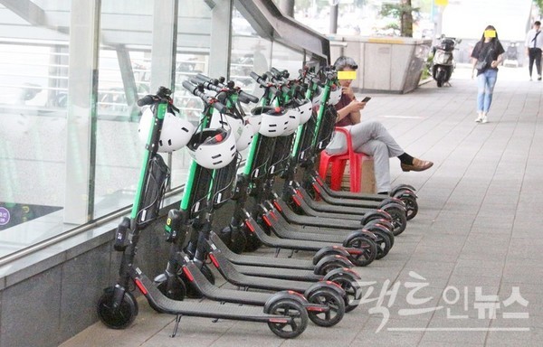 정부가 주먹구구식으로 원동기 장치 자전거 기준을 전동킥보드에 적용하고 있다. [사진=팩트인뉴스]