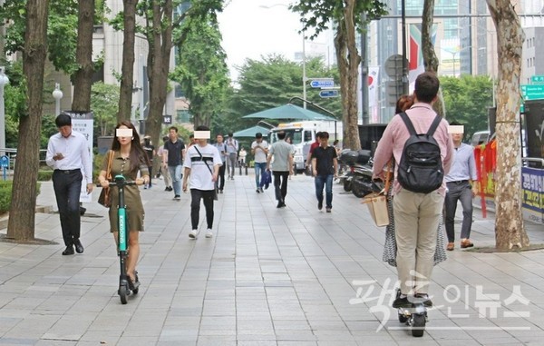 전동킥보드는 이동장치 가운데 가장 위험한 이동수단이다. 충돌 사고시 위험도가 자전거보다 2.5배 높다. [사진=팩트인뉴스]