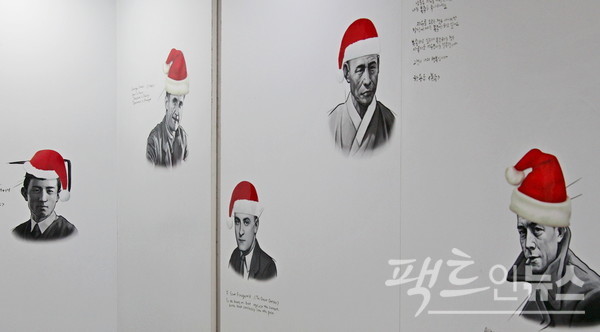 시인 (왼쪽부터) 윤동주(님의 침묵 등), 영국 작가이자 언론인 조지 오웰(1984 등), 미국 소설가 F. 스콧 피츠제럴드(위대한 캣츠비 등), 시인이자 스님인 한용운(님의 침묵 등), 알제리계 프랑스인 알베르 카뮈(이방인, 페스트 등)이 성탄절을 상징하는 빨간 모자를 썼다.  [사진=정수남 기자]