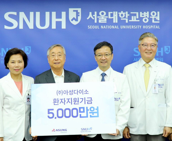 박정부 회장이 “ 사회 취약계층 자녀의 치료에 써달라”며 ‘천원을 경영하라’ 판매 수익금 5000만원을 서울대학교 어린이병원에 최근 기부했다. [사진=다이소]